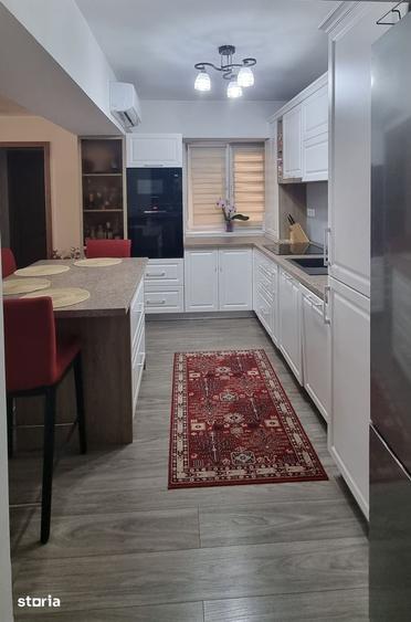 Apartament cu 4 camere decomandat în Central