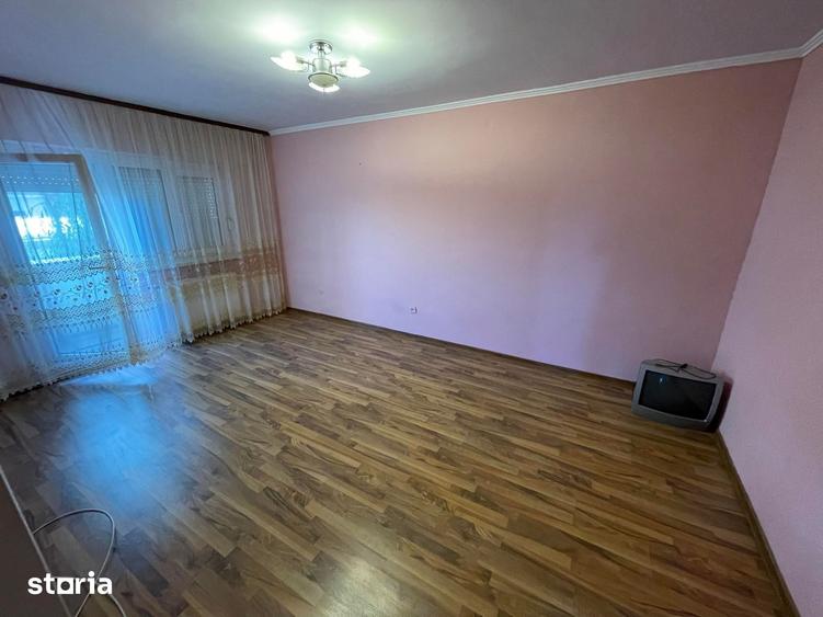 Apartament cu 4 camere decomandat în Micro 16