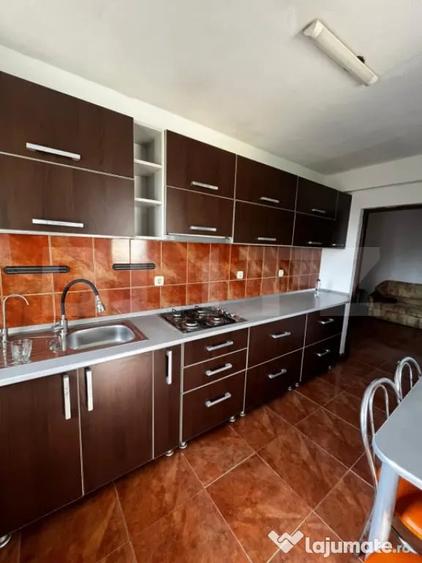 Apartament cu 3 camere semidecomandat în Unirea