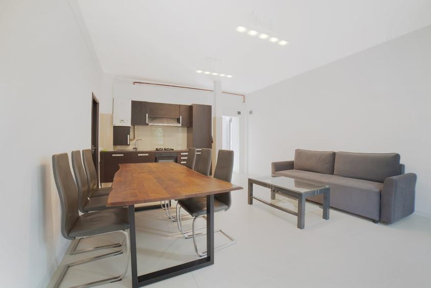 Apartament cu 2 camere semidecomandat, mobilat în Turda