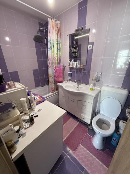 Apartament cu 3 camere semidecomandat, mobilat în Florești