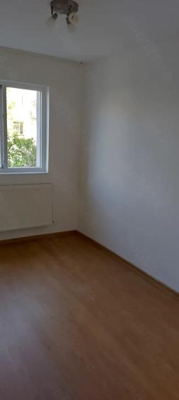 Apartament cu 3 camere semidecomandat în Micro 15