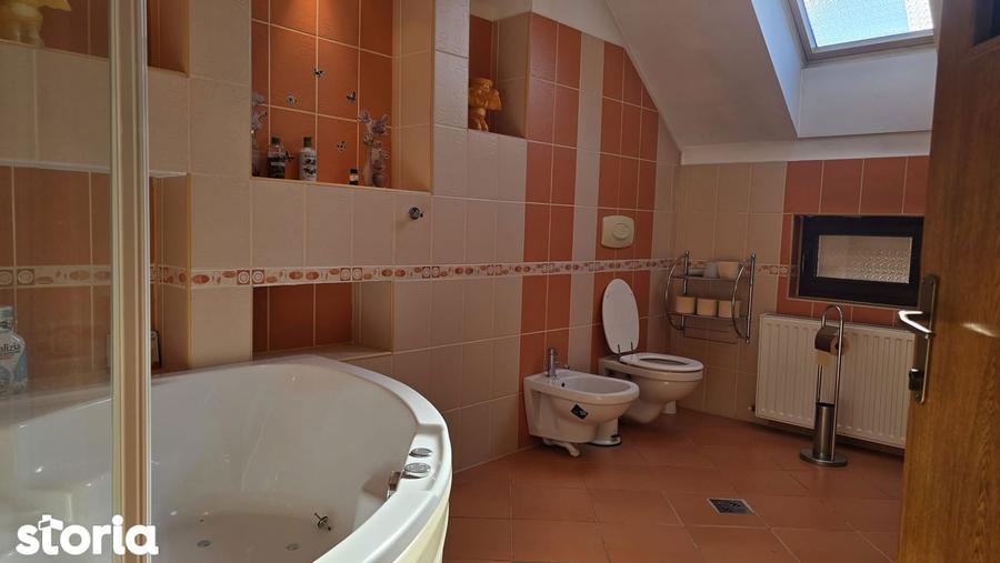 Casă cu 5 camere cu Teren 900 Mp în Zăvoi