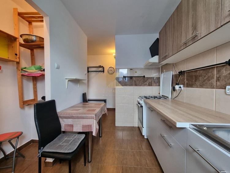 Apartament cu 3 camere semidecomandat în Gării
