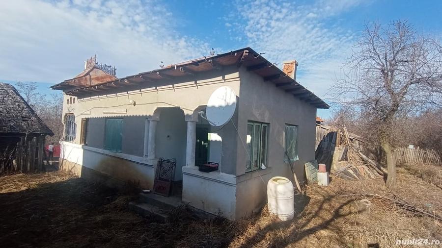 Casă cu 3 camere cu Teren 7800 Mp în Central
