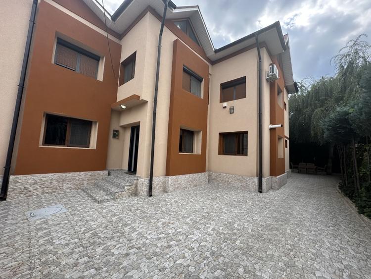 Casă individuală cu 8 camere cu Canalizare în 13 Septembrie