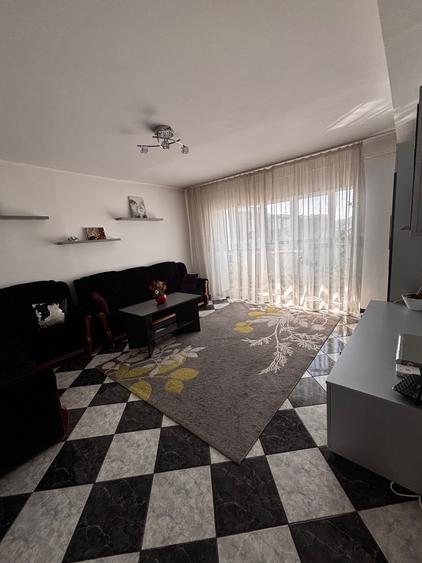 Apartament cu 3 camere decomandat în Rolast