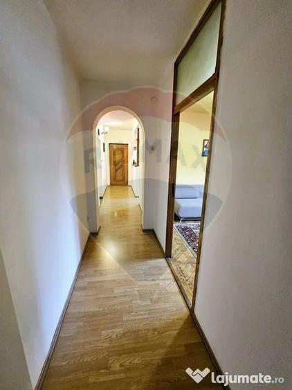 Apartament cu 3 camere decomandat în Calea București