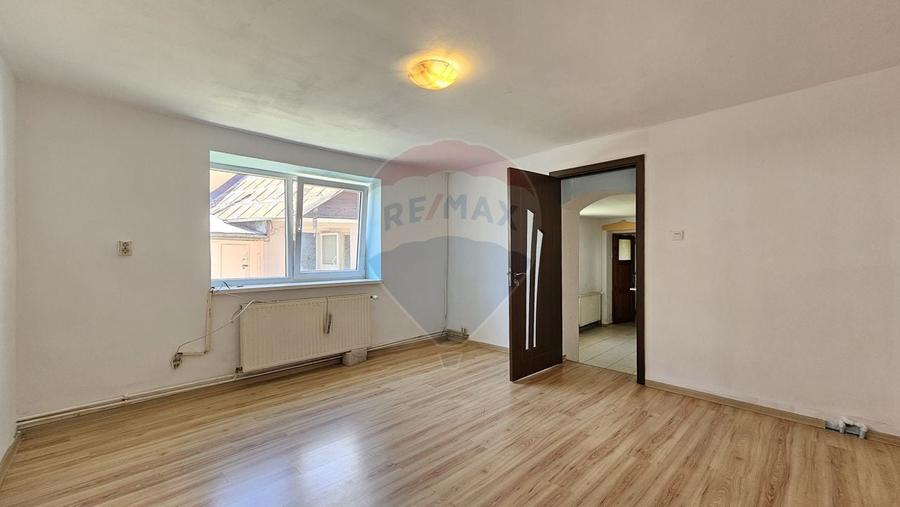 Casă individuală cu 7 camere cu Teren 1151 Mp în Central