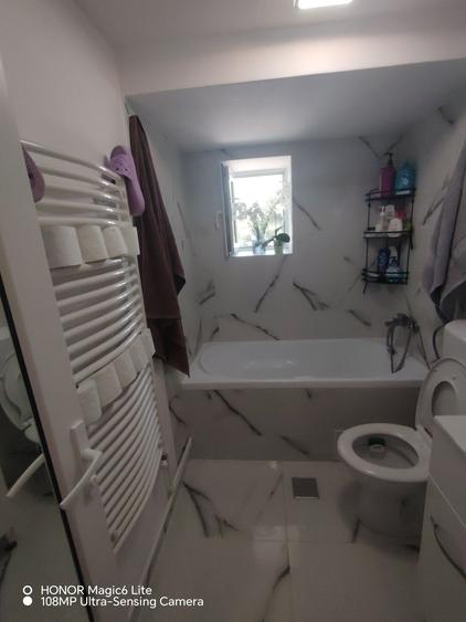 Apartament cu 3 camere semidecomandat, mobilat în Central