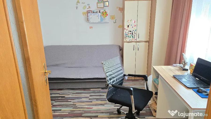 Apartament cu 4 camere decomandat în Central