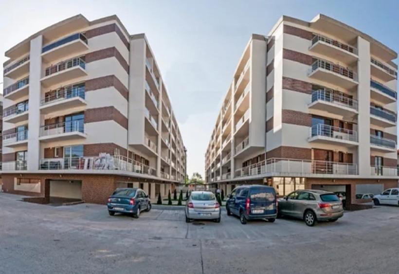 Apartament cu 3 camere semidecomandat, mobilat în Băneasa