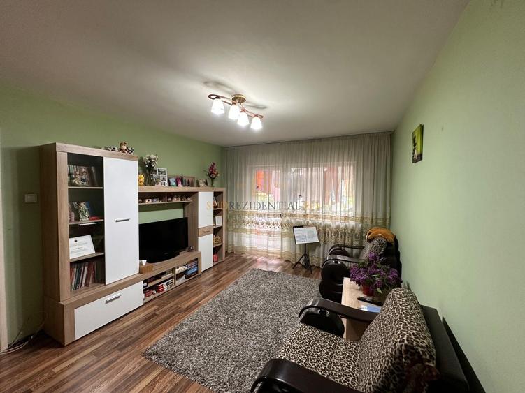 Apartament cu 3 camere semidecomandat în Drumul Găzarului