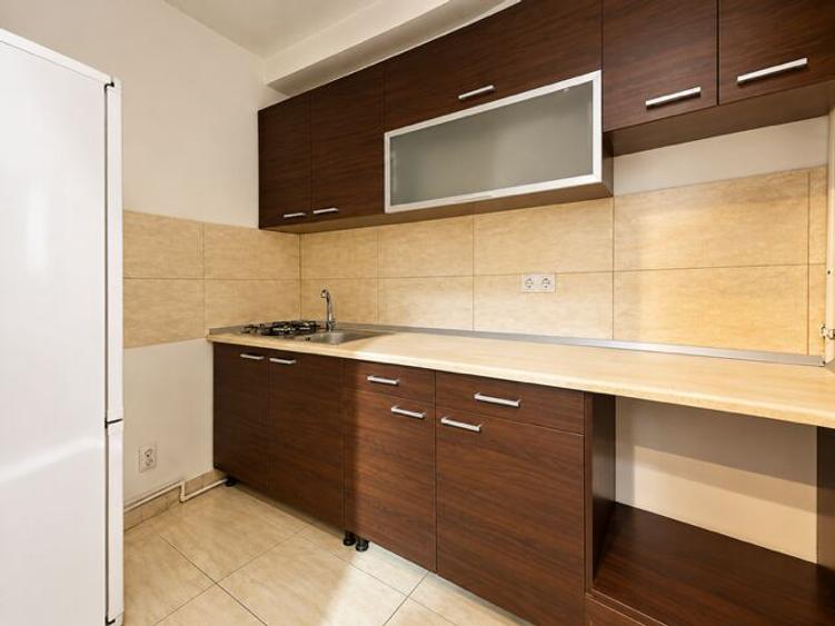 Apartament cu 3 camere semidecomandat în P-ța Romană