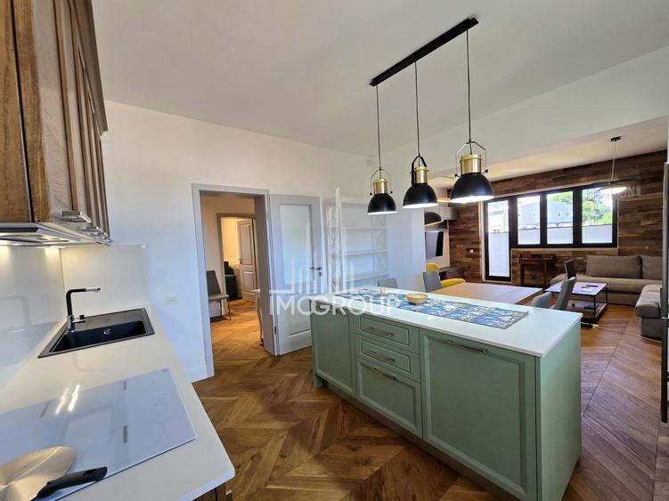 Apartament cu 4 camere semidecomandat, mobilat în Central