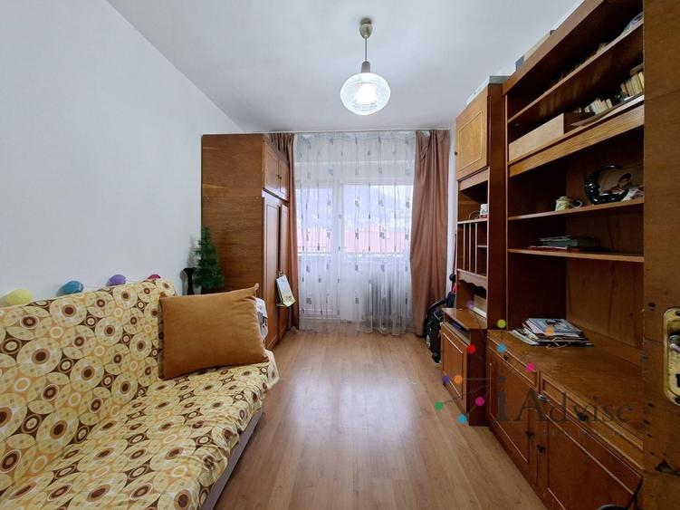 Apartament cu 3 camere decomandat în Răcădău