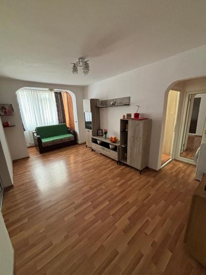 Apartament cu 3 camere semidecomandat în Exterior Vest