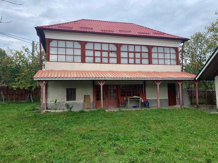 Casă cu 4 camere în Stâlpeni