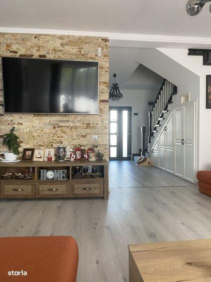 Casă cu 4 camere în Dâmbul Rotund