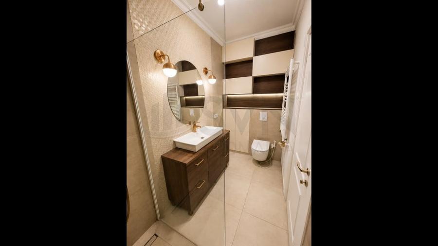 Apartament cu 3 camere decomandat în Victoriei