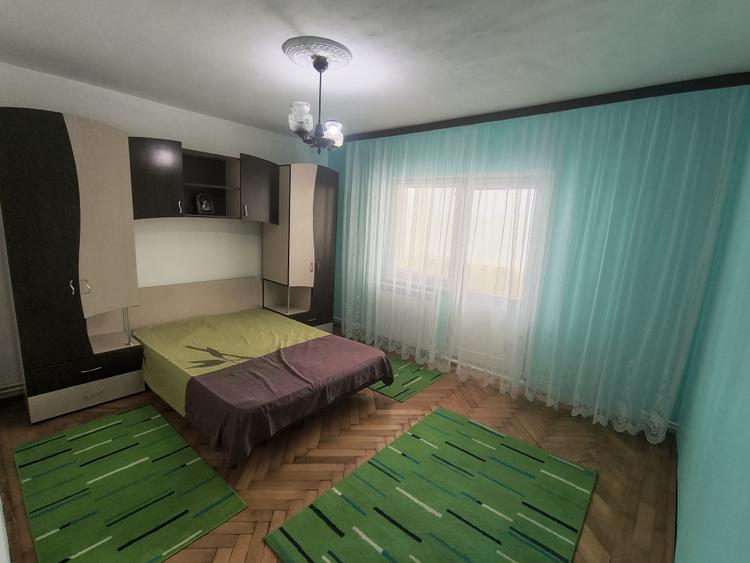 Apartament cu 3 camere decomandat, mobilat în
