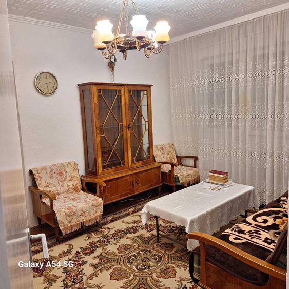 Apartament cu 3 camere semidecomandat în Aluniș