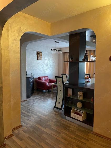 Apartament cu 5 camere decomandat în Peneș Curcanul