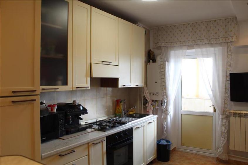 Apartament cu 3 camere decomandat în Peco