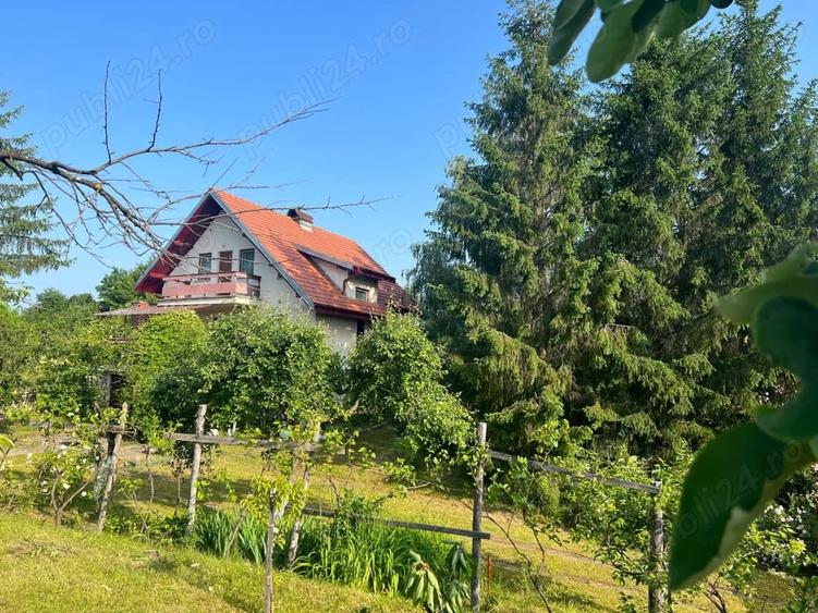 Casă cu 4 camere în Vărzaru