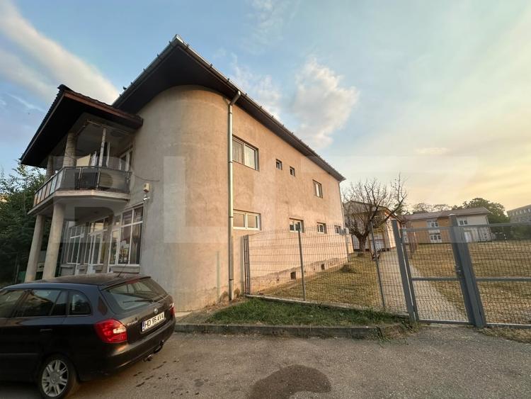 Casă individuală cu 8 camere cu Canalizare în Călan