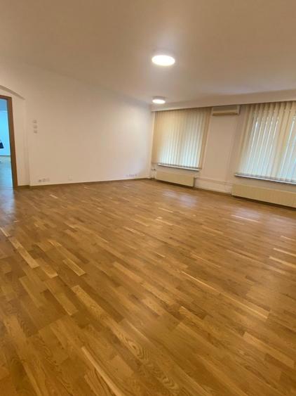 Apartament cu 10 camere decomandat în Aviatorilor