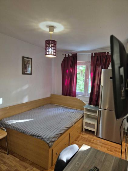 Particular inchiriez garsoniera zona Piata Alba Iulia - 270 euro - 2