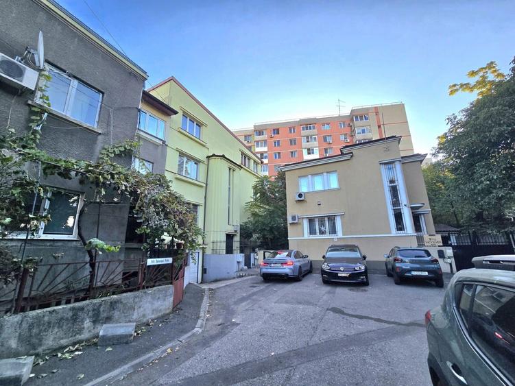 Apartament cu 6 camere nedecomandat, mobilat în Moșilor
