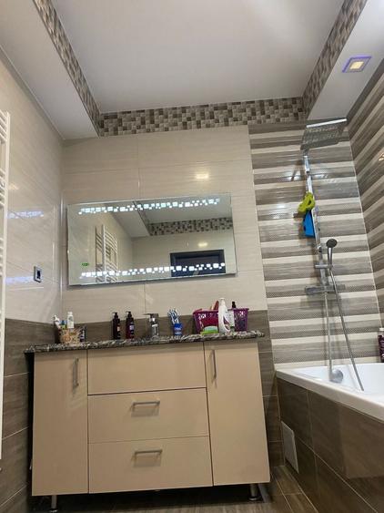 Apartament cu 3 camere decomandat în 13 Decembrie