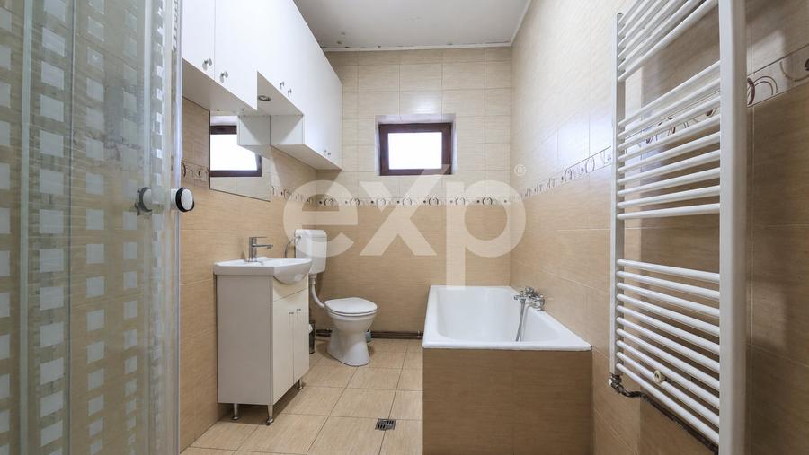 Apartament cu 3 camere decomandat în Tractorul