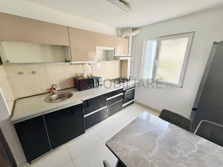 Apartament cu 4 camere semidecomandat în Gorjului