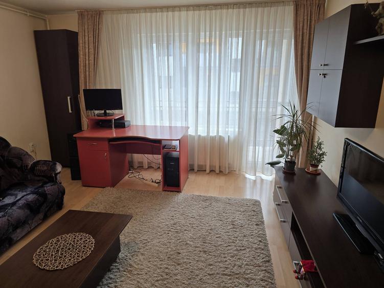 Apartament cu 3 camere semidecomandat în Florești