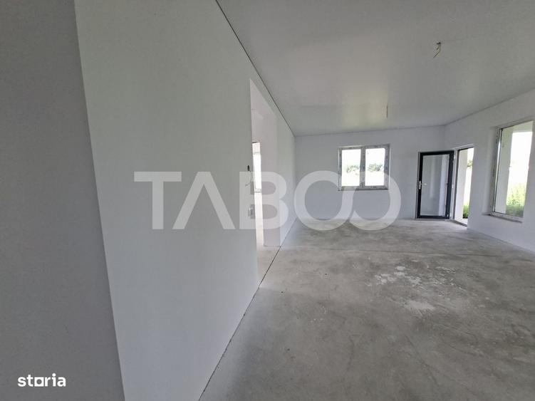 Casă cu 3 camere decomandat în Cristian