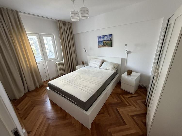 Apartament cu 3 camere decomandat în Podul de Fier