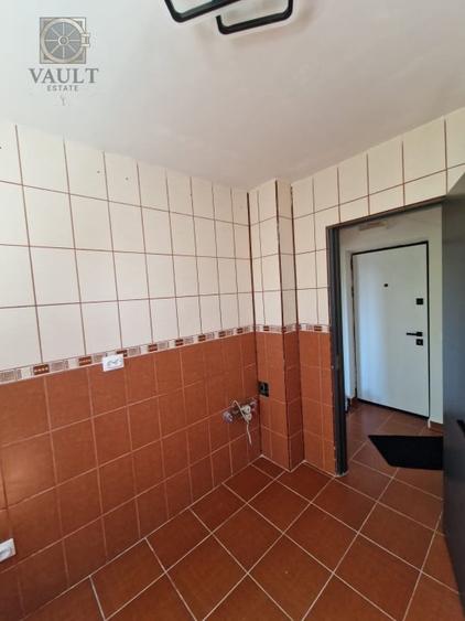 Apartament cu 3 camere semidecomandat în 1 Decembrie 1918