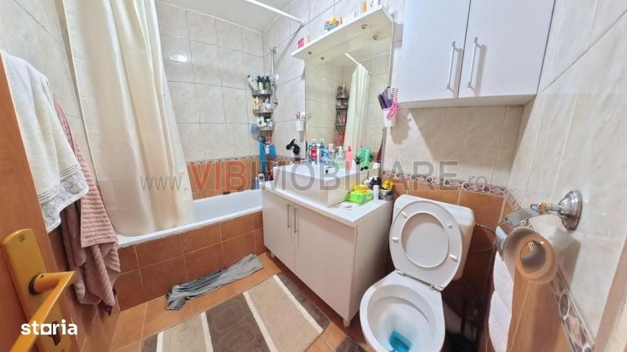 Apartament cu 4 camere semidecomandat în Văcăresti
