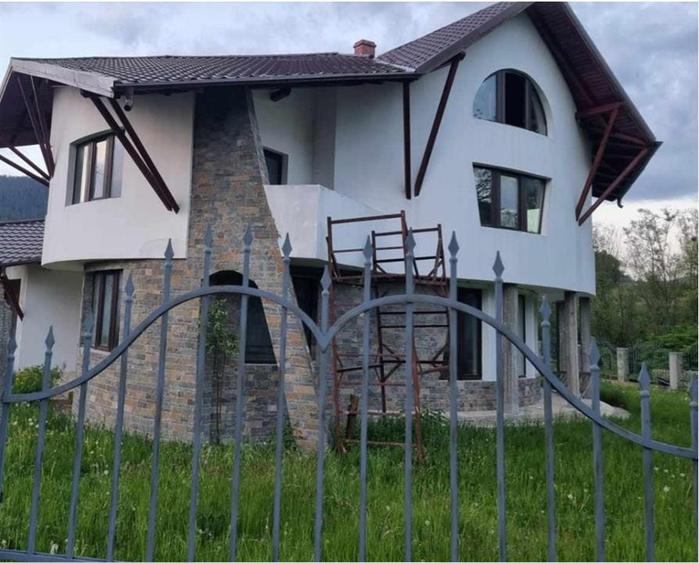 Casă individuală cu 6 camere cu Teren 786 Mp în Nord-Est