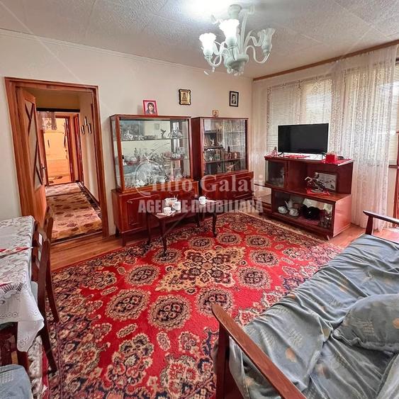 Apartament cu 3 camere semidecomandat în Siret
