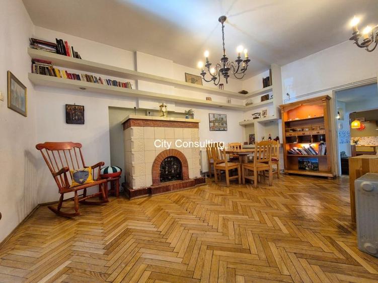 Casă individuală cu 8 camere cu Canalizare în Ultracentral