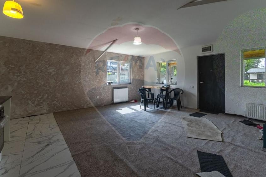 Casă individuală cu 11 camere cu Teren 1007 Mp în Stupini