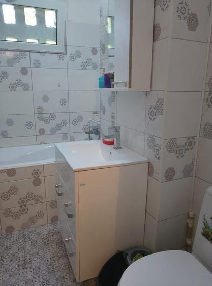 Apartament cu 3 camere semidecomandat în Berceni
