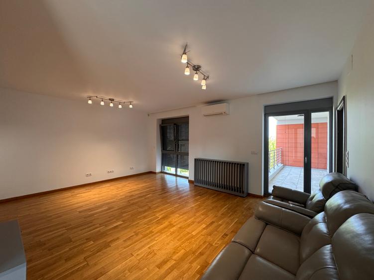 Apartament cu 4 camere semidecomandat în Băneasa