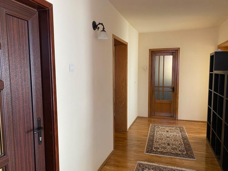 Casă individuală cu 4 camere cu Canalizare în Est