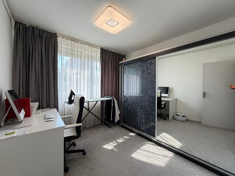 Apartament cu 3 camere semidecomandat, mobilat în Titan