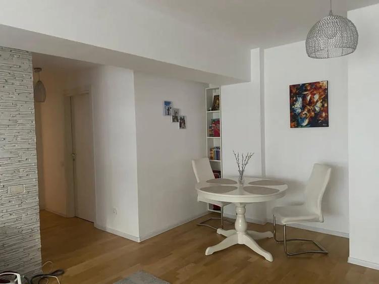 Apartament cu 3 camere semidecomandat în Băneasa